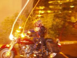 /images/kageetama_riding_harley_bright_flash_250x187.jpg